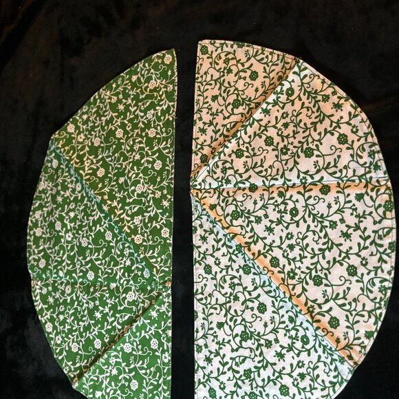 White and Green Floral Center Place Mat and 4 Matching Folded Napkins - Picture 4 of 5